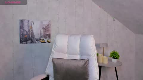 Snapshot of ella_burns chatting on 11.29.25 Ella online show from 11.29.25