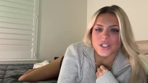 Snapshot of ella_hill chatting on 12.16.25 Ella online show from 12.16.25