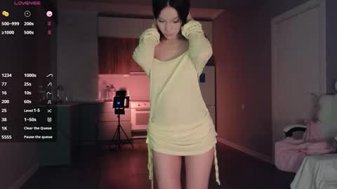 Snapshot of ella_lee15 chatting on 09.23.25 Lee online show from 09.23.25