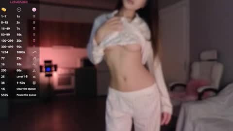 Snapshot of ella_lee15 chatting on 10.20.25 Lee online show from 10.20.25