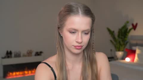 Snapshot of ella_twinkle chatting on 04.17.26 Ella online show from 04.17.26