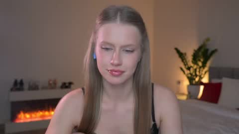 Snapshot of ella_twinkle chatting on 04.23.26 Ella online show from 04.23.26