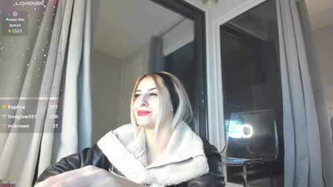 ella_vee online show from 10.31.25