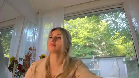 Snapshot of ella_vee chatting on 05.11.26 ella_vee online show from 05.11.26