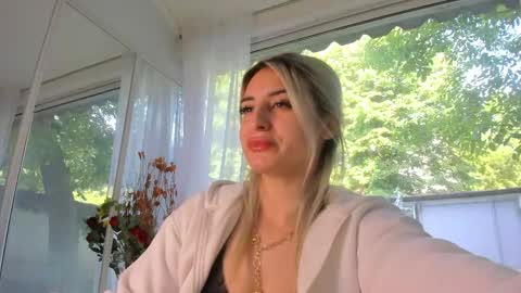Snapshot of ella_vee chatting on 05.15.26 ella_vee online show from 05.15.26