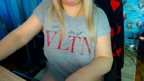 Snapshot of ellabella36dd chatting on 12.19.25 IsaBella online show from 12.19.25