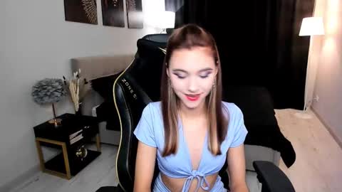 Snapshot of ellacurtis chatting on 11.30.25 ellacurtis online show from 11.30.25