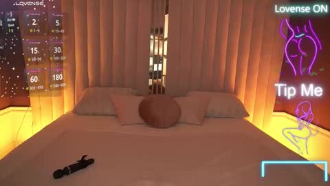 Snapshot of ellagoldenn chatting on 10.24.25 Ella online show from 10.24.25