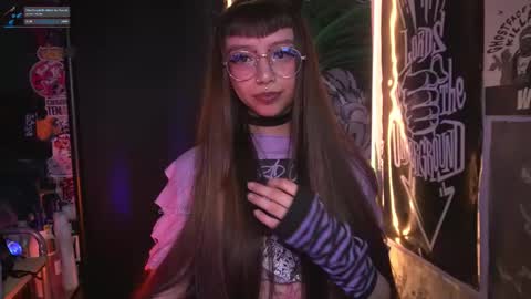 Snapshot of elle_uwu chatting on 11.13.25 follow me on instagram . online show from 11.13.25