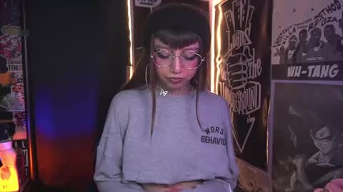 Snapshot of elle_uwu chatting on 12.04.25 follow me on instagram . online show from 12.04.25