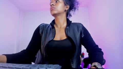 Snapshot of ellie_alves chatting on 10.13.25 Ellie online show from 10.13.25