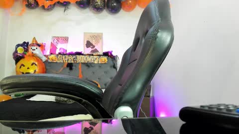 Snapshot of ellie_alves chatting on 10.29.25 Ellie online show from 10.29.25