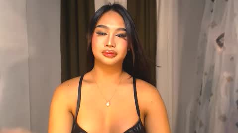 Snapshot of elliecummers chatting on 11.22.25 ellie online show from 11.22.25