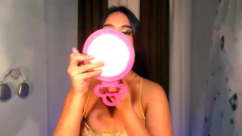 Snapshot of elliecummers chatting on 11.23.25 ellie online show from 11.23.25