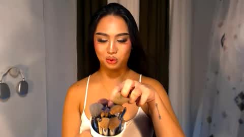 Snapshot of elliecummers chatting on 11.24.25 ellie online show from 11.24.25