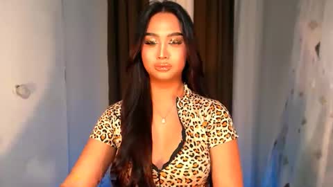 Snapshot of elliecummers chatting on 11.28.25 ellie online show from 11.28.25