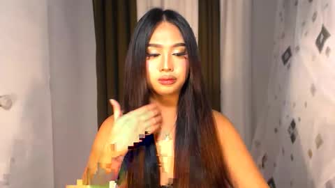 Snapshot of elliecummers chatting on 12.14.25 ellie online show from 12.14.25