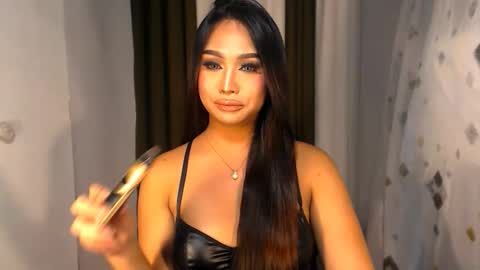 Snapshot of elliecummers chatting on 12.15.25 ellie online show from 12.15.25