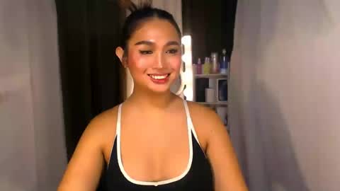 Snapshot of elliecummers chatting on 06.17.26 ellie online show from 06.17.26