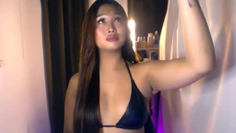 Snapshot of elliecummers chatting on 07.24.26 ellie online show from 07.24.26