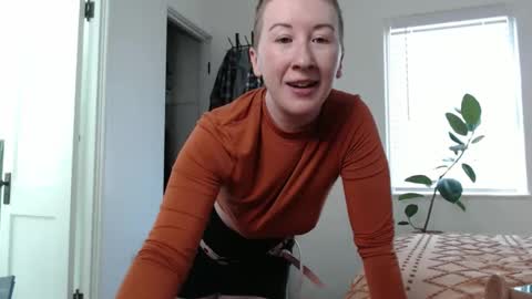 Snapshot of ellierowyn chatting on 11.12.25 Ellie Rowyn online show from 11.12.25