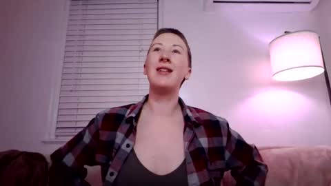 Snapshot of ellierowyn chatting on 11.26.25 Ellie Rowyn online show from 11.26.25