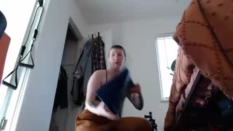 Snapshot of ellierowyn chatting on 12.15.25 Ellie Rowyn online show from 12.15.25