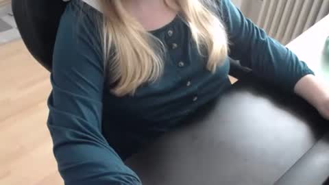 Elly online show from 10.18.25