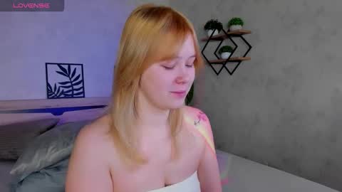 Snapshot of ellya_castro chatting on 10.06.25 ellya_castro online show from 10.06.25