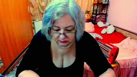 Snapshot of ellyhot53 chatting on 01.04.25 ellyhot53 online show from 01.04.25