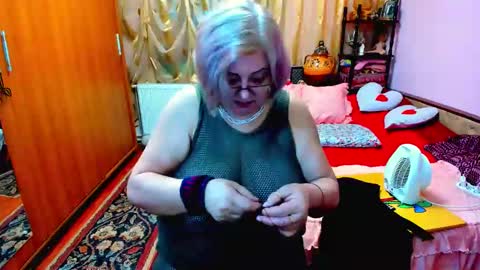 Snapshot of ellyhot53 chatting on 02.18.25 ellyhot53 online show from 02.18.25