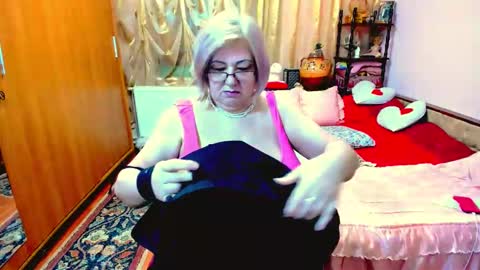 Snapshot of ellyhot53 chatting on 02.26.25 ellyhot53 online show from 02.26.25