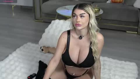 Snapshot of ellyxxxelly chatting on 10.13.25 Elly online show from 10.13.25