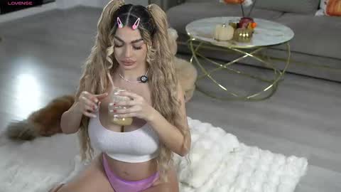 Snapshot of ellyxxxelly chatting on 10.21.25 Elly online show from 10.21.25