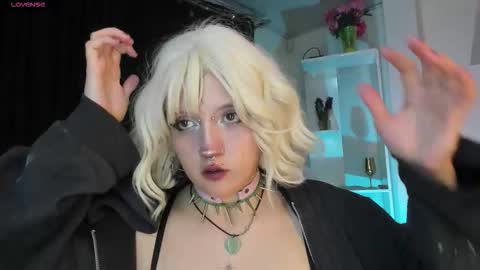 Snapshot of eloisee_ chatting on 11.05.25 Eloise . online show from 11.05.25