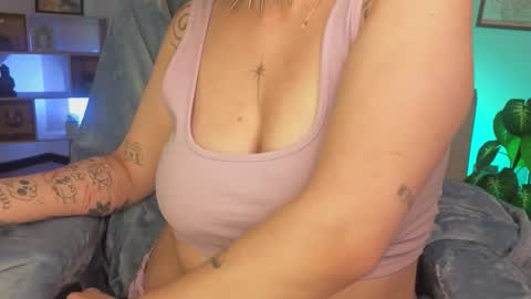 Snapshot of eloisee_ chatting on 12.02.25 Eloise . online show from 12.02.25