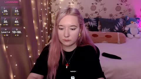 Snapshot of elovinora chatting on 12.13.24 Ela give me a thumbs up if you like it  and this is important for the development of the account online show from 12.13.24