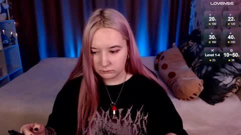 Snapshot of elovinora chatting on 12.16.24 Ela give me a thumbs up if you like it  and this is important for the development of the account online show from 12.16.24