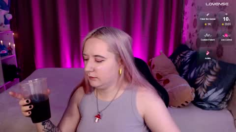 Snapshot of elovinora chatting on 12.17.24 Ela give me a thumbs up if you like it  and this is important for the development of the account online show from 12.17.24