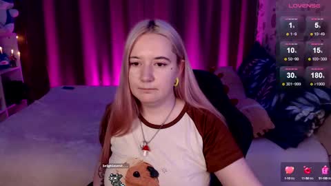 Snapshot of elovinora chatting on 12.19.24 Ela give me a thumbs up if you like it  and this is important for the development of the account online show from 12.19.24