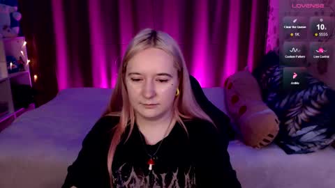 Snapshot of elovinora chatting on 12.19.24 Ela give me a thumbs up if you like it  and this is important for the development of the account online show from 12.19.24