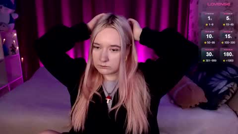 Snapshot of elovinora chatting on 12.27.24 Ela give me a thumbs up if you like it  and this is important for the development of the account online show from 12.27.24