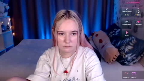 Snapshot of elovinora chatting on 12.29.24 Ela give me a thumbs up if you like it  and this is important for the development of the account online show from 12.29.24