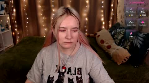 Snapshot of elovinora chatting on 01.03.25 Ela give me a thumbs up if you like it  and this is important for the development of the account online show from 01.03.25