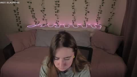 Snapshot of elovinora chatting on 03.20.26 Ela give me a thumbs up if you like it and this is important for the development of the account online show from 03.20.26