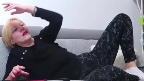 Snapshot of elsiemacks chatting on 11.19.25 ElsieMacks online show from 11.19.25