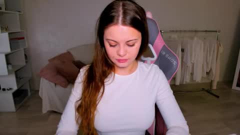 Snapshot of elunaseduces chatting on 12.18.25 Luna online show from 12.18.25