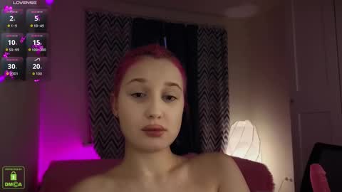 Snapshot of em1l1a chatting on 11.10.25 Em1l1a online show from 11.10.25