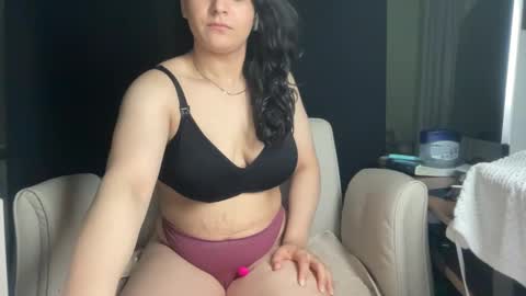 Snapshot of ema_lov3 chatting on 11.10.25 Ema Love online show from 11.10.25