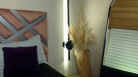 anyelii  online show from 02.14.25